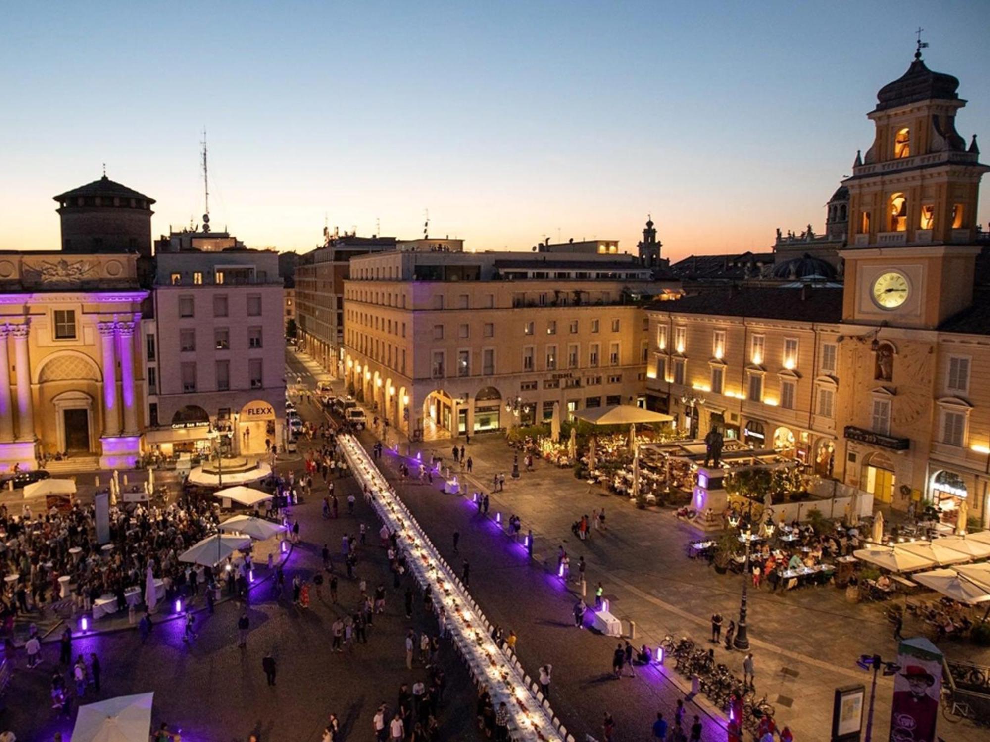 Stazione A 200M - Ampio Appartamento Con Parcheggio Notturno Gratis Parma Buitenkant foto
